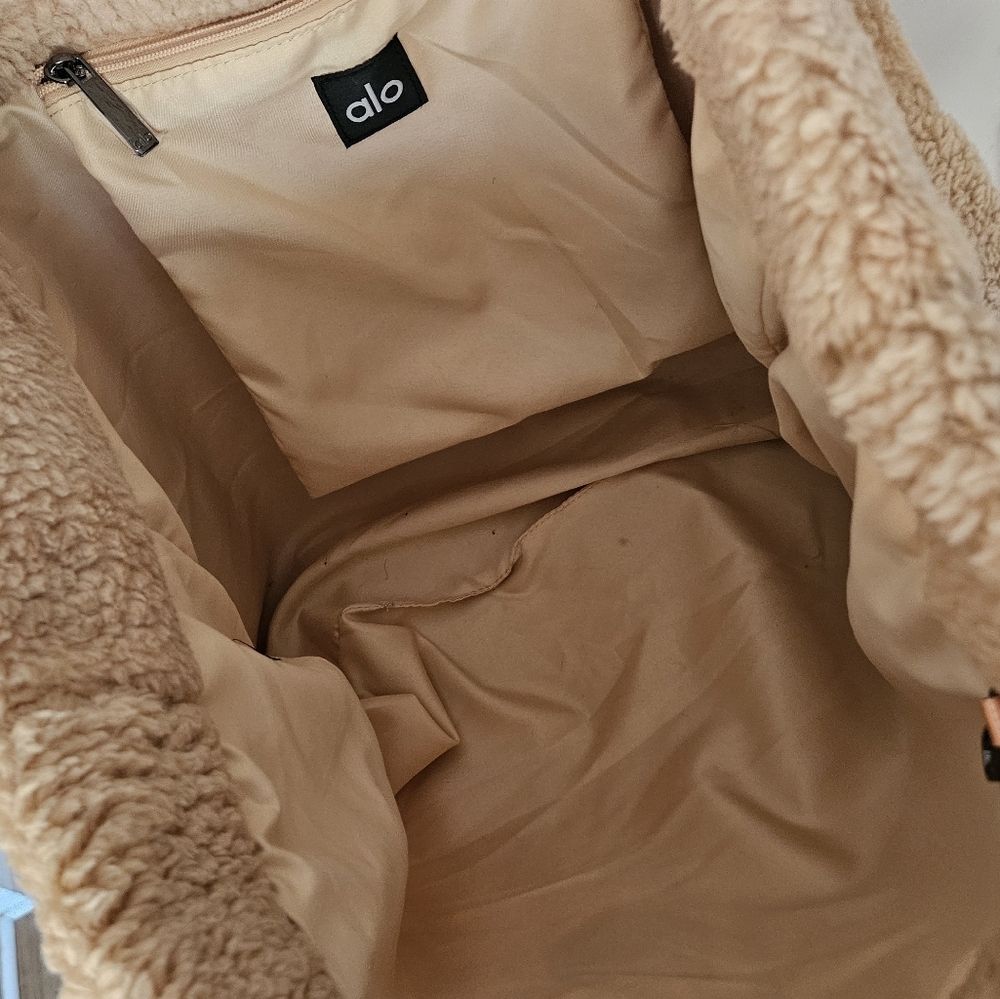 Alo Sherpa Tote Bag in Camel - Picture 4 of 6